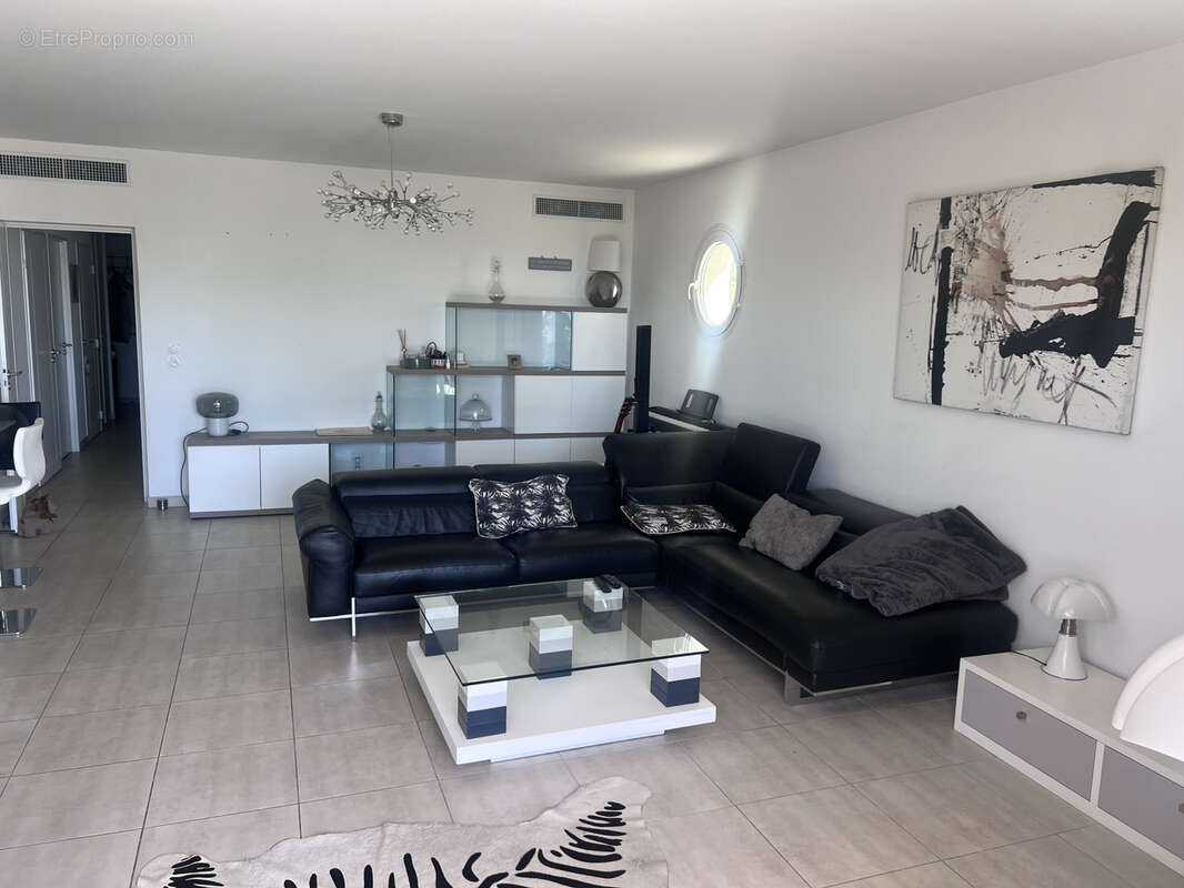 À vendre- Appartement T3 avec terrasse vue mer, place de parking,corniche Kennedy / For Sale   2-Bedroom Apart - photo 4
