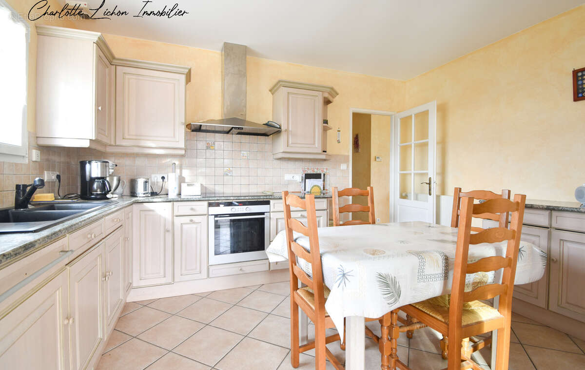 Maison à CREUZIER-LE-VIEUX