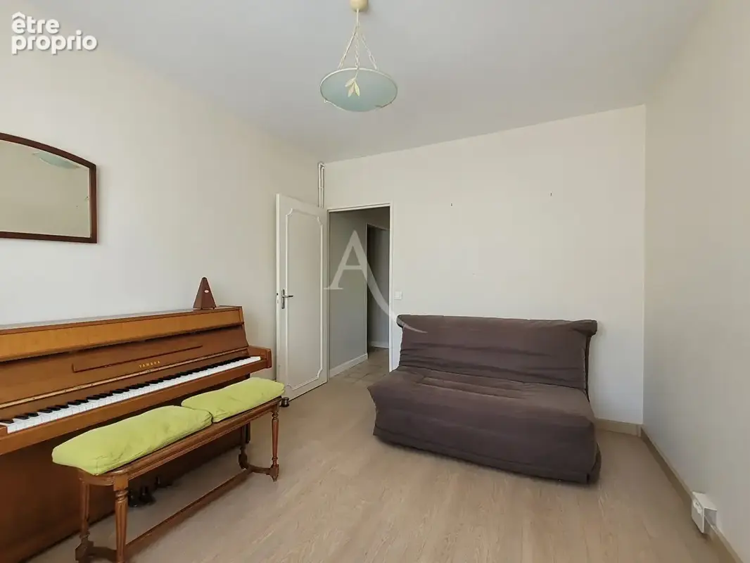 LA ROCHELLE - Quartier La Genette  Appartement T4 avec balcon, ascenseur, stationnement et grenier - photo 6