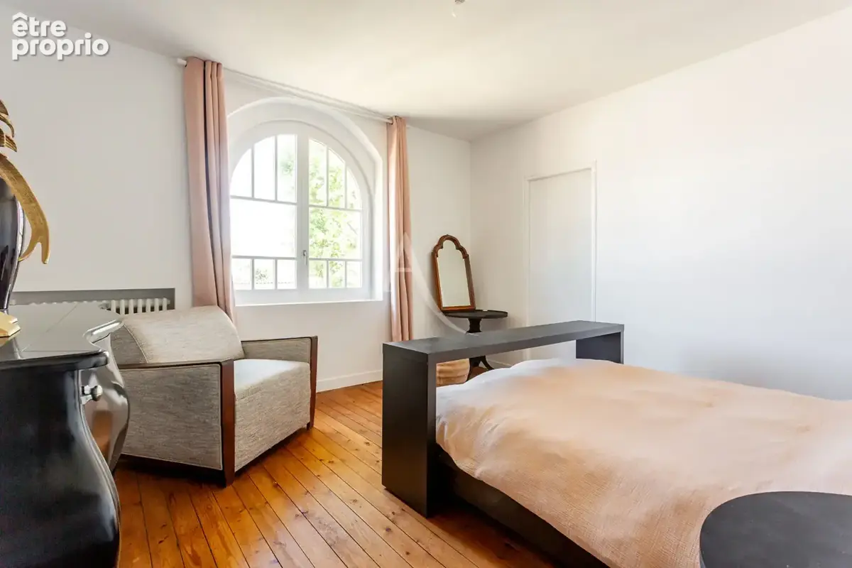 GRADIGNAN - Belle propriété de 231 m² aux belles prestations anciennes conservées - photo 14