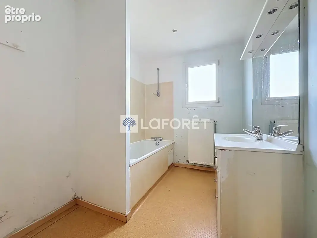 Maison avec beau potentiel, 4 chambres et double garage - La Peyratte - photo 14