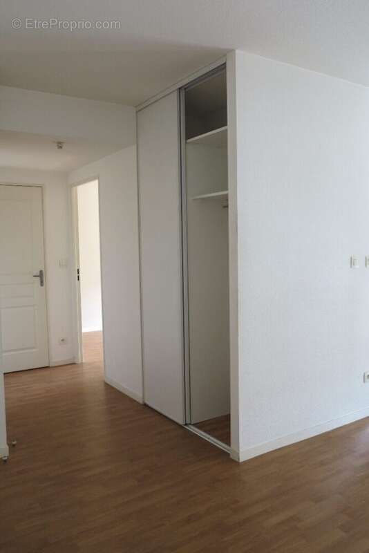 placard dans entree - Appartement à POITIERS