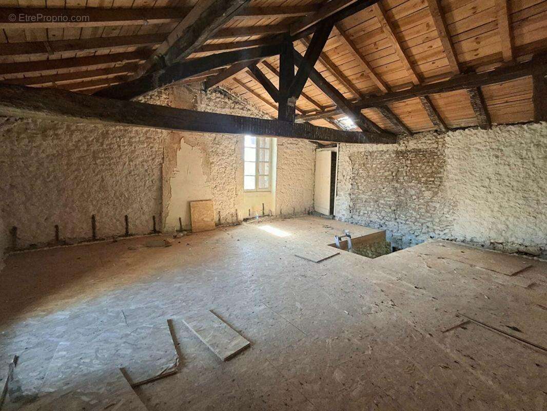 Maison à SAINT-CHRISTOLY-DE-BLAYE