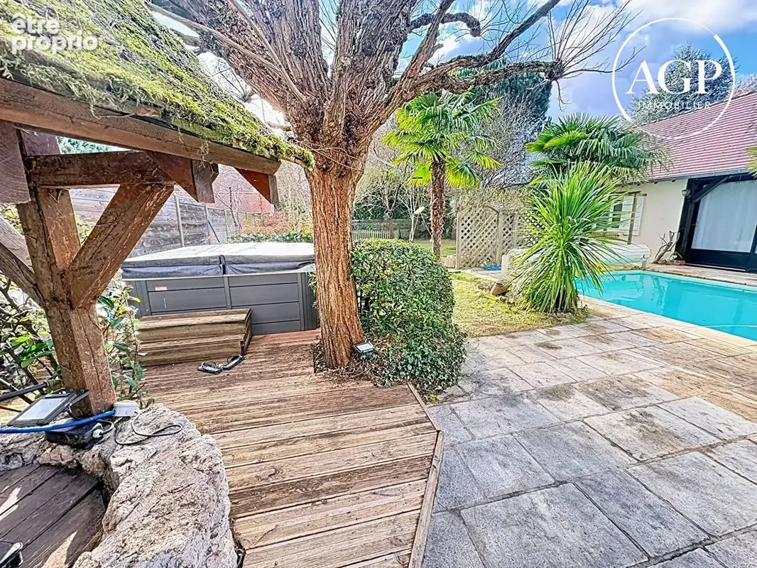 Maison avec piscine et dépendance - photo 11