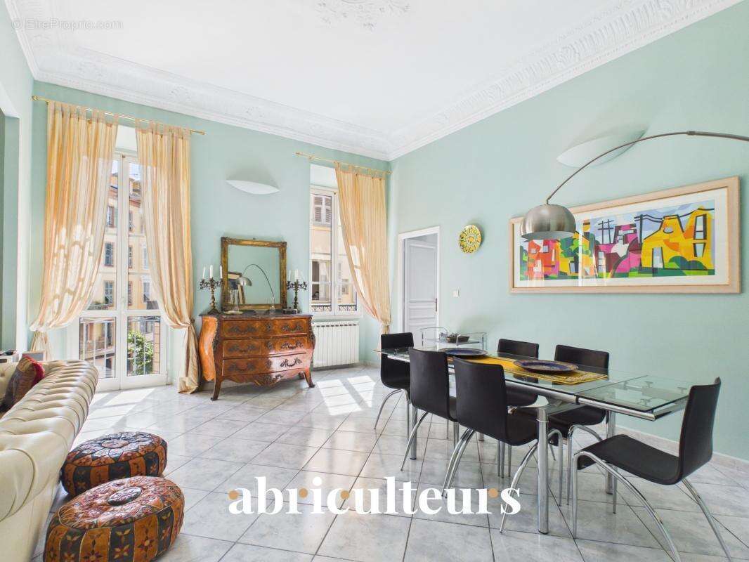 Superbe appartement traversant rénové de 136,81 m² – Trois balcons – Garage – À 30 mètres du Port de Nice - photo 4