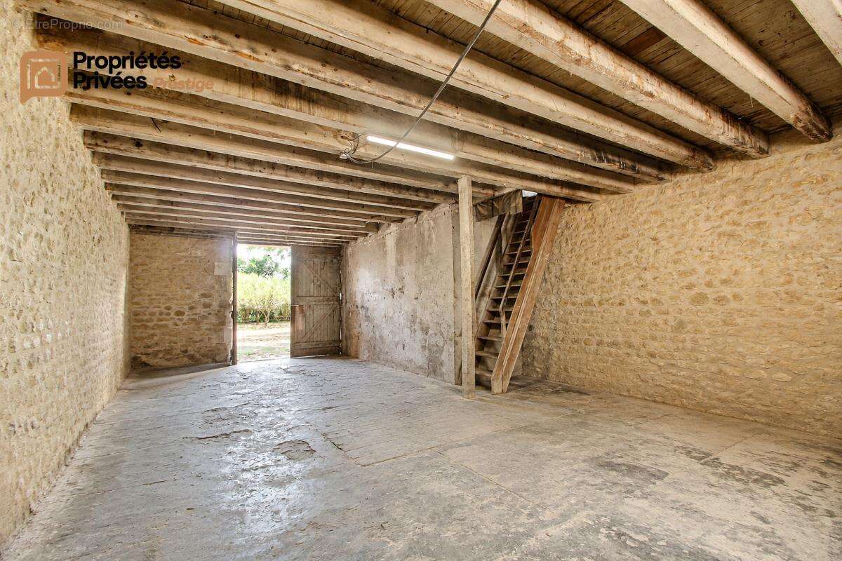 TARASCON  EN EXCLUSIVITÉ  Exceptionnel mas en pierre rénové de 364 m² habitables, offrant près de 944 m² bâtis sur un terrain cl - photo 8