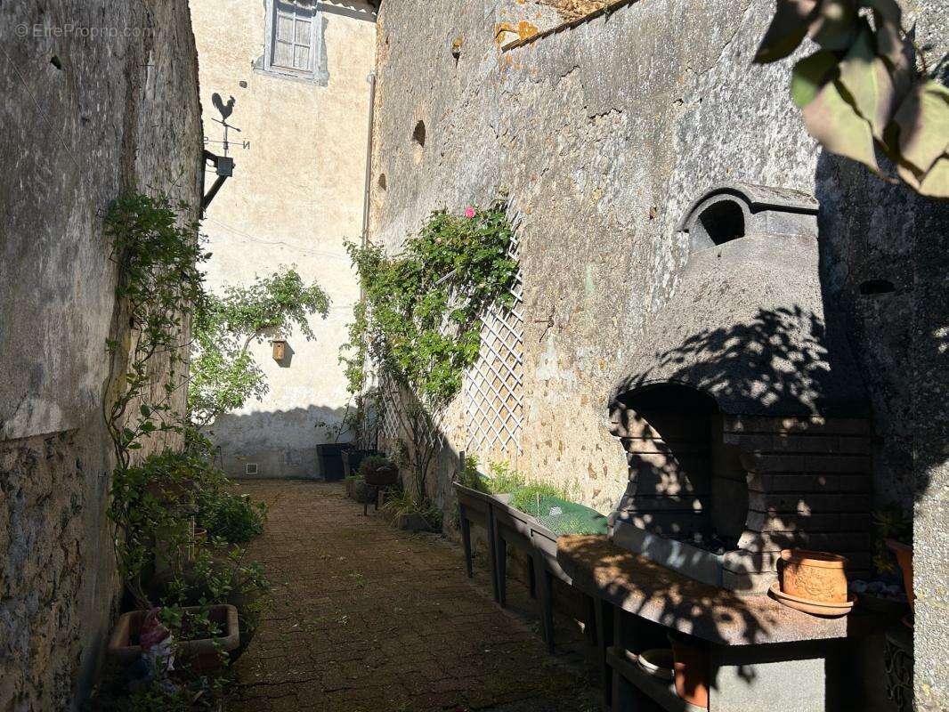 Grande maison de bourg avec cachet, 3 chambres (possibilités ++), beaux volumes, espaces aménageables, jardin - photo 8