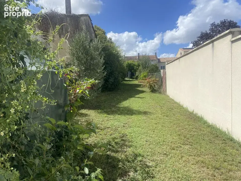PAUILLAC CENTRE MAISON DE VILLE 1 ETAGE 3 CHAMBRES, JARDIN, 2