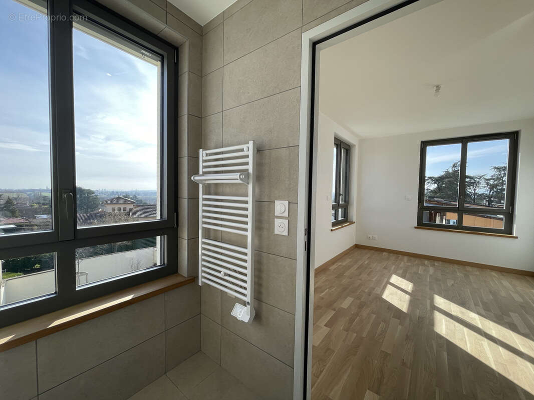 Appartement à LA TOUR-DE-SALVAGNY