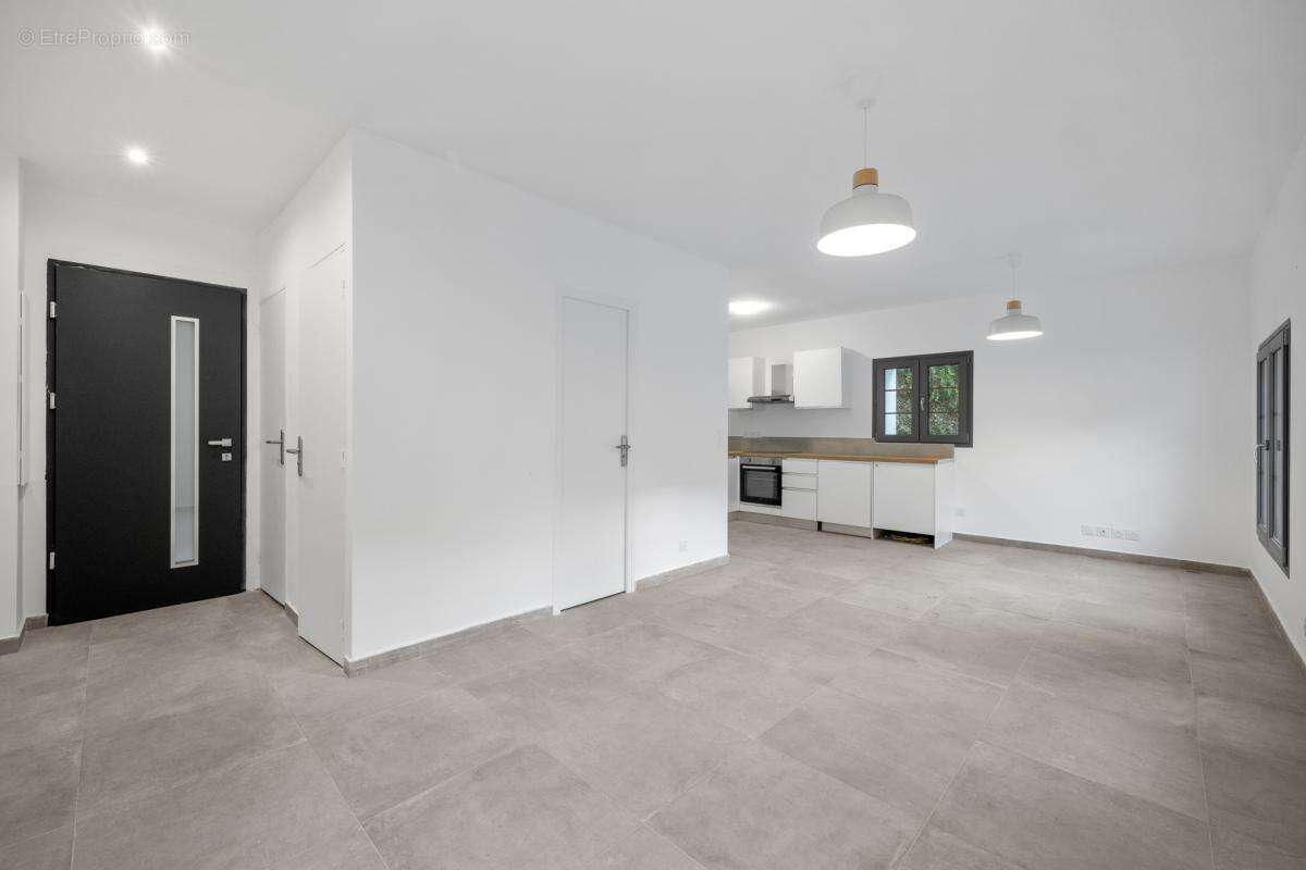 Appartement à TOURRETTE-LEVENS