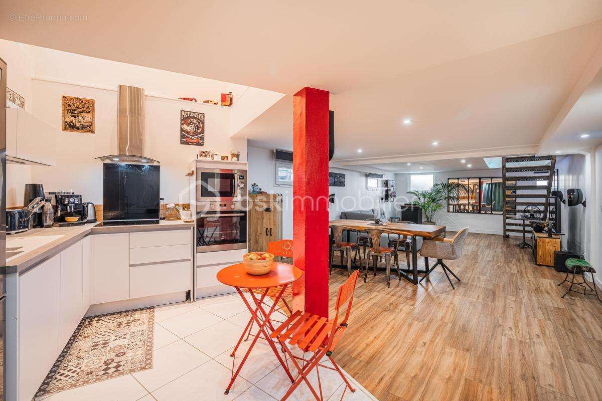 Spacieux et chaleureux 3 pièces rénové de 104 m2 en duplex - photo 7