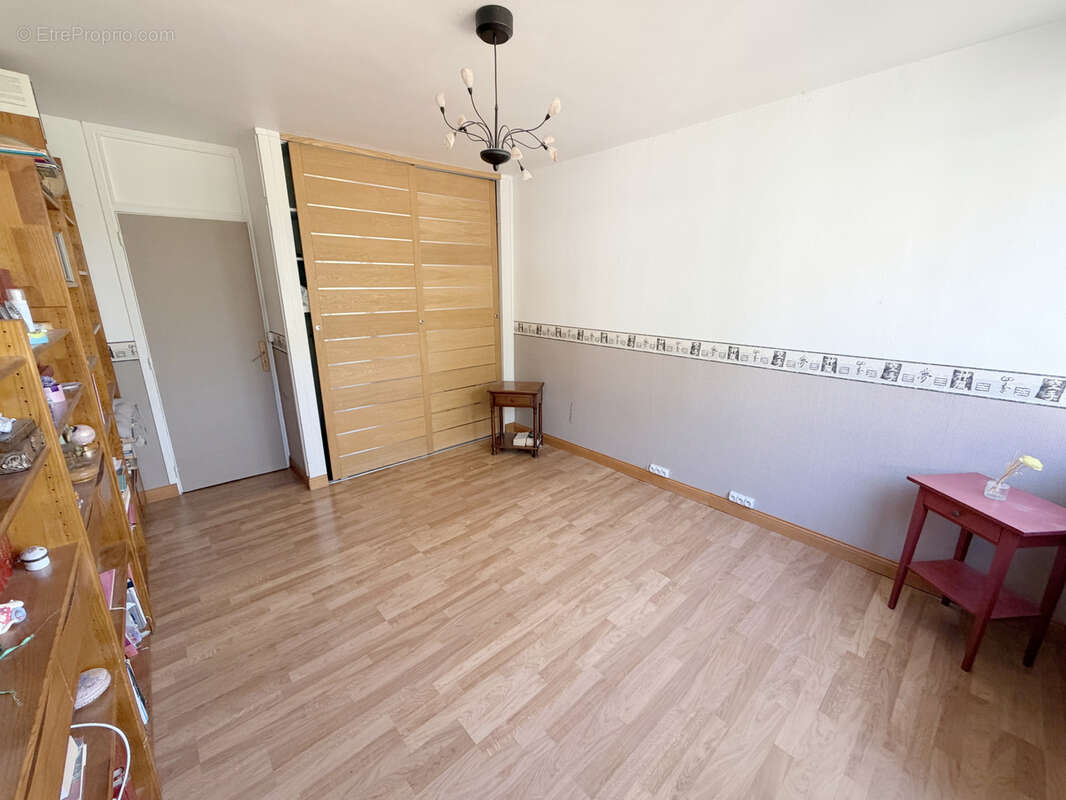 Reims - Appartement 4 pièces avec balcon et place de parking en sous sol - photo 8