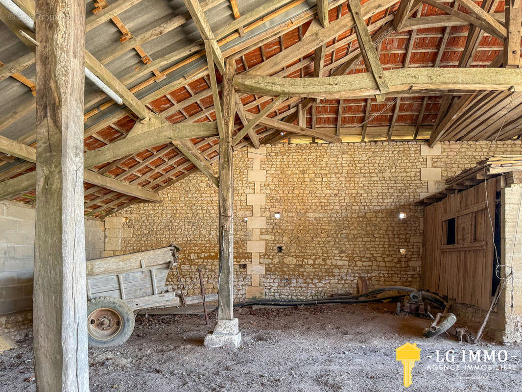 Maison charentaise à fort potentiel   106 m2 habitables & 600 m2 de dépendances - photo 21