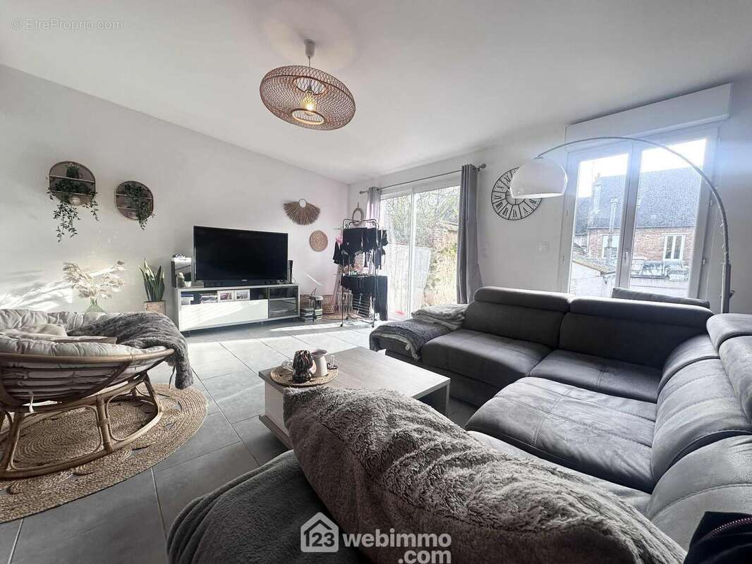Vous disposez d'un salon lumineux de 26 m² - Maison à CRECY-SUR-SERRE