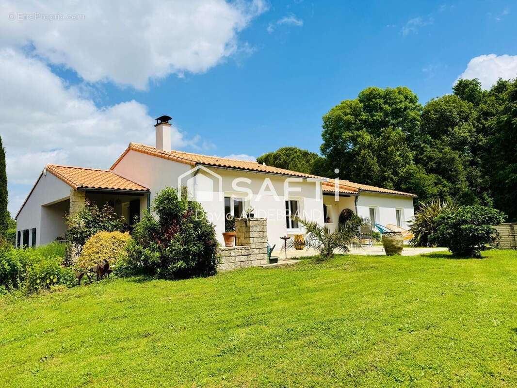 Photo 1 - Maison à VOUILLE