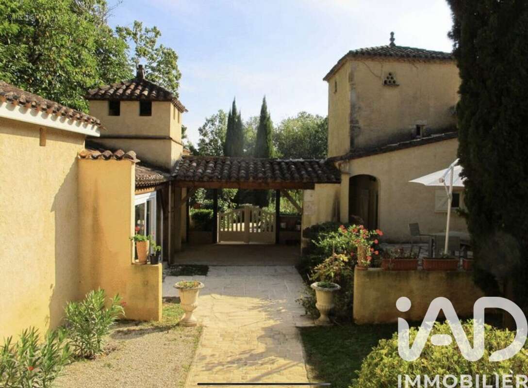 Maison 305 m² à Mazeyrolles  - photo 5