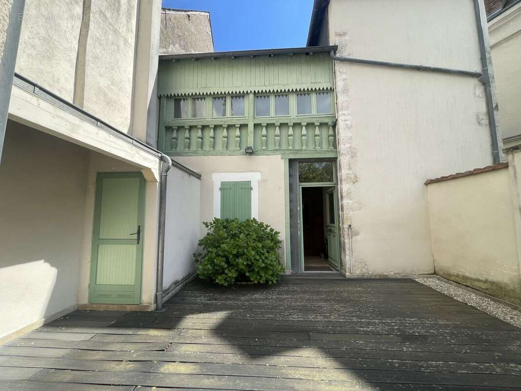 Vend Maison de caractère avec local commercial à LIGNIERES - photo 4