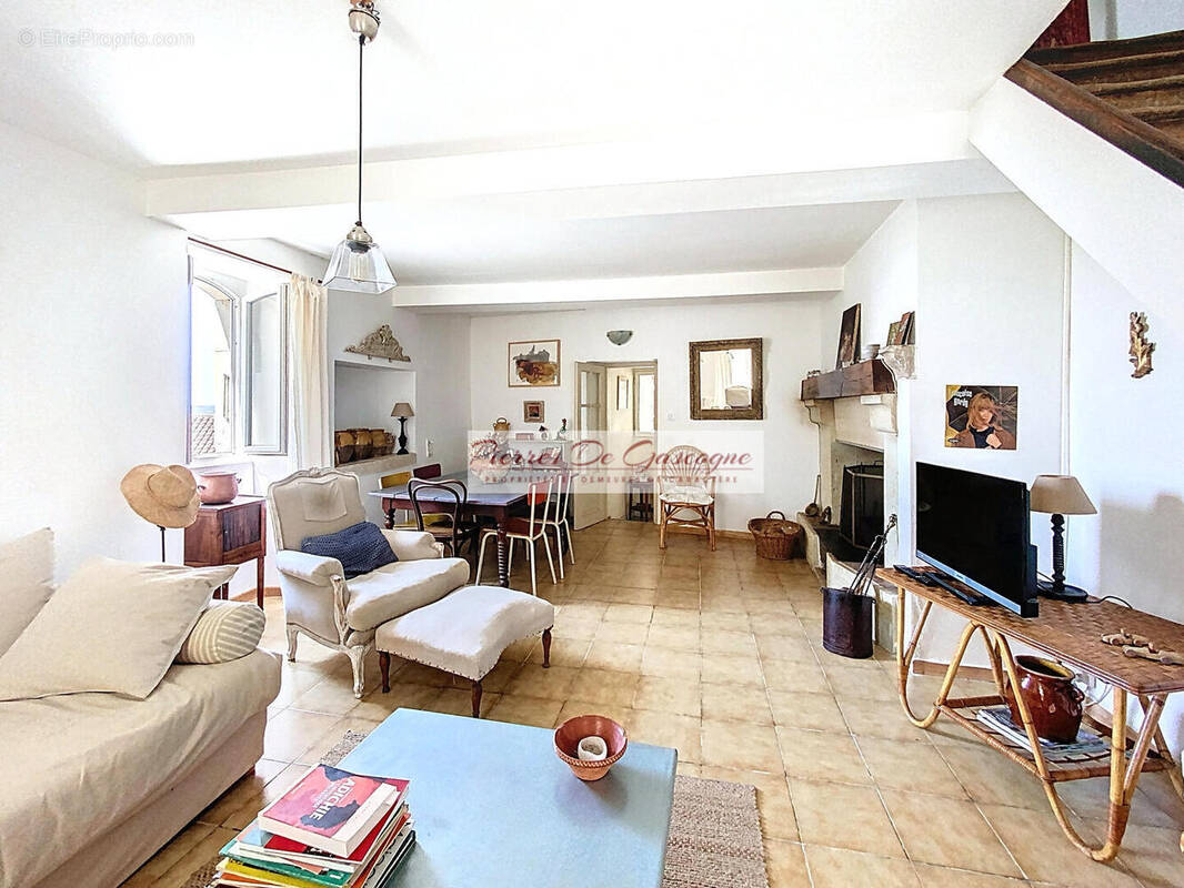 Maison à VIC-FEZENSAC