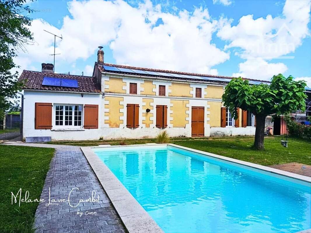 Maison à MONTENDRE