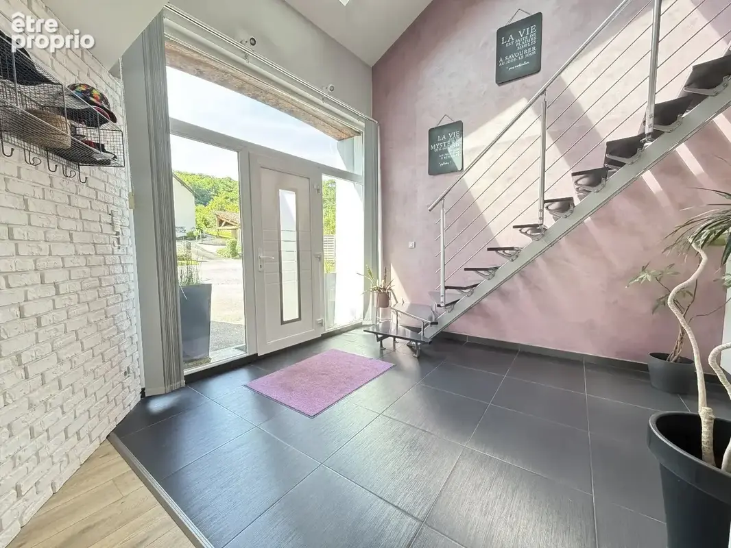 Maison de caractère rénovée -- 183 m2 -- beaux volumes, suite parentale et jardin avec espace détente - photo 3