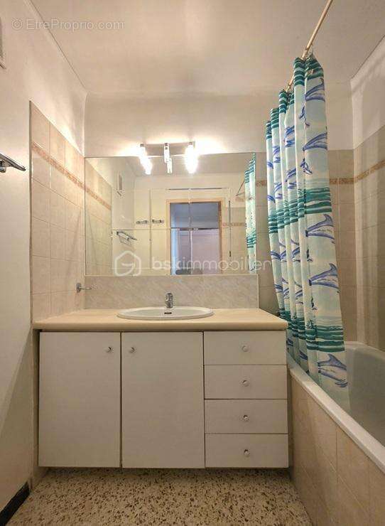 Appartement à SAINT-LAURENT-DU-VAR