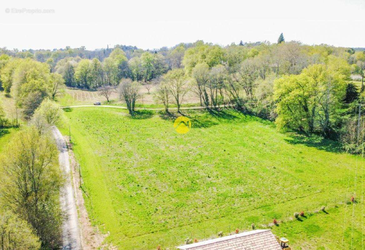 Terrain à SAINT-GEORGES-DE-MONTCLARD