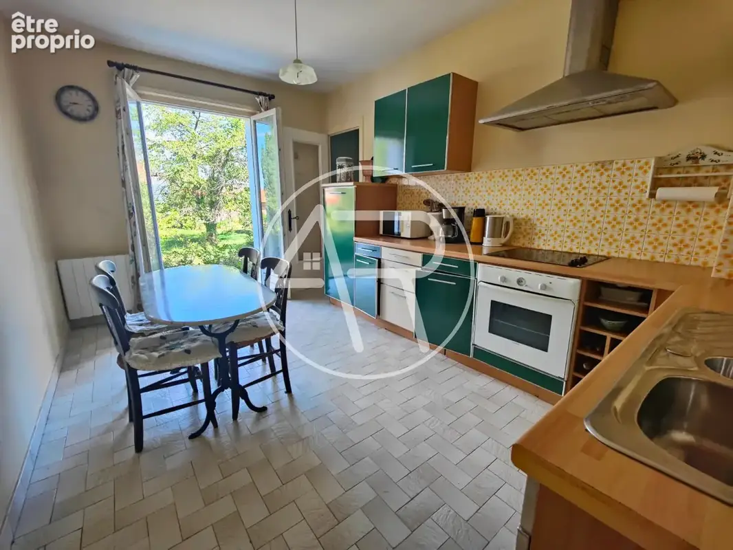 Belle maison familiale de plain-pied avec jardin arboré de plus de 1 000 m2 - photo 3
