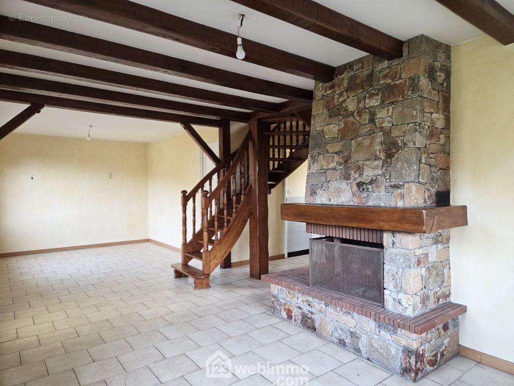 On retrouve également un séjour de 32m². - Maison à ALBERTVILLE