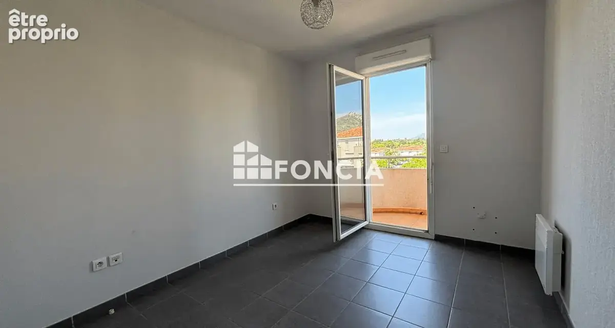 HYÈRES OUEST – T4 traversant de 78 m² au 3ème étage, grande terrasse plein sud sans vis-à-vis et garage - photo 6