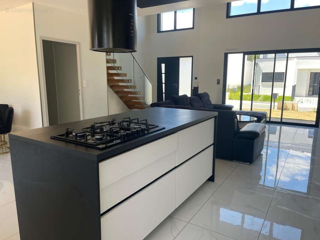 Maison 165 m² à Saint-Erblon  - photo 7