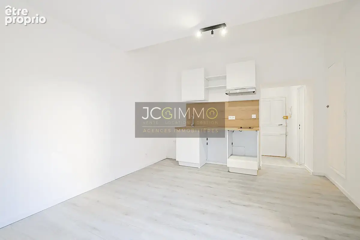 Appartement à SOLLIES-PONT