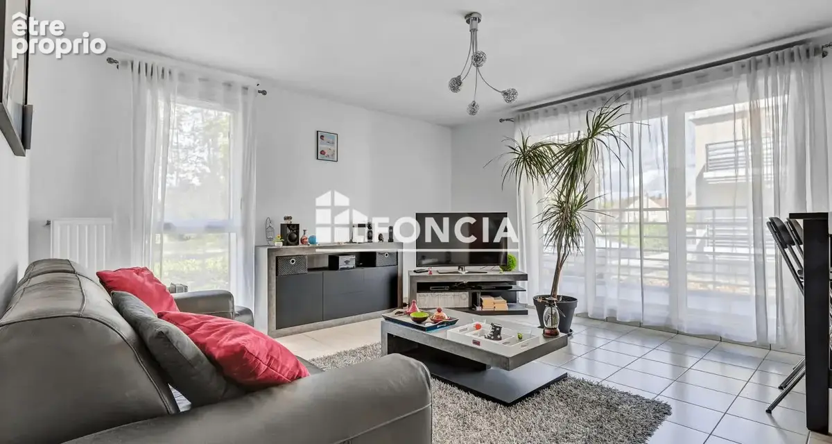 3 pièces de 58m2 Loi Carrez et 66m2 au sol avec loggia, au 1er étage avec ascenseur, 1 box, immeuble de 2013 dont 260 € de charg - photo 3