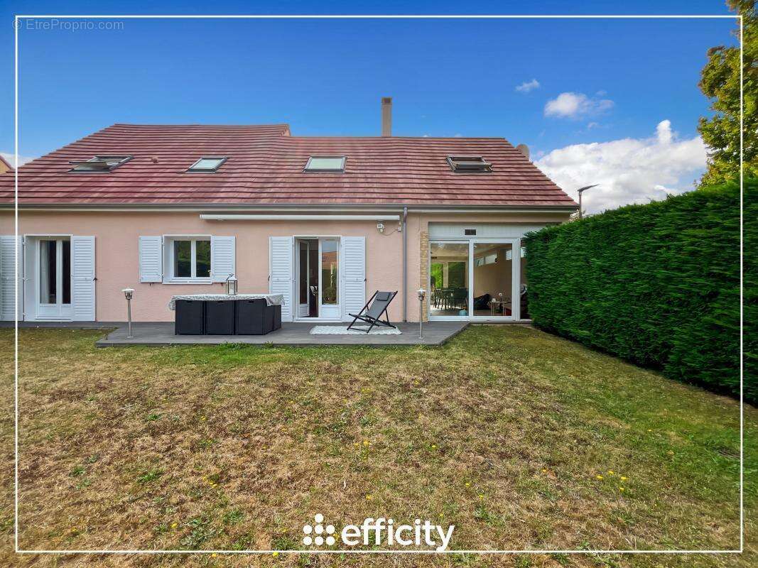 Maison à MANDRES-LES-ROSES