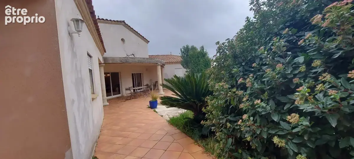 GARD. 30. GENERAC. Belle maison de 184 m2 de plain-pied sur terrain arboré de 1264 m² avec piscine - photo 2