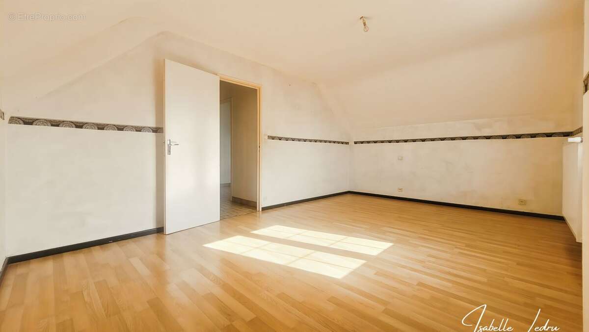 Maison à SAINT-JULIEN-DE-VOUVANTES