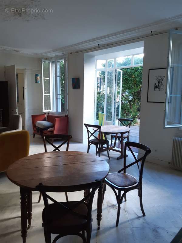 SALLE A MANGER DONNANT SUR TERRASSE - Terrain à AUBERVILLIERS
