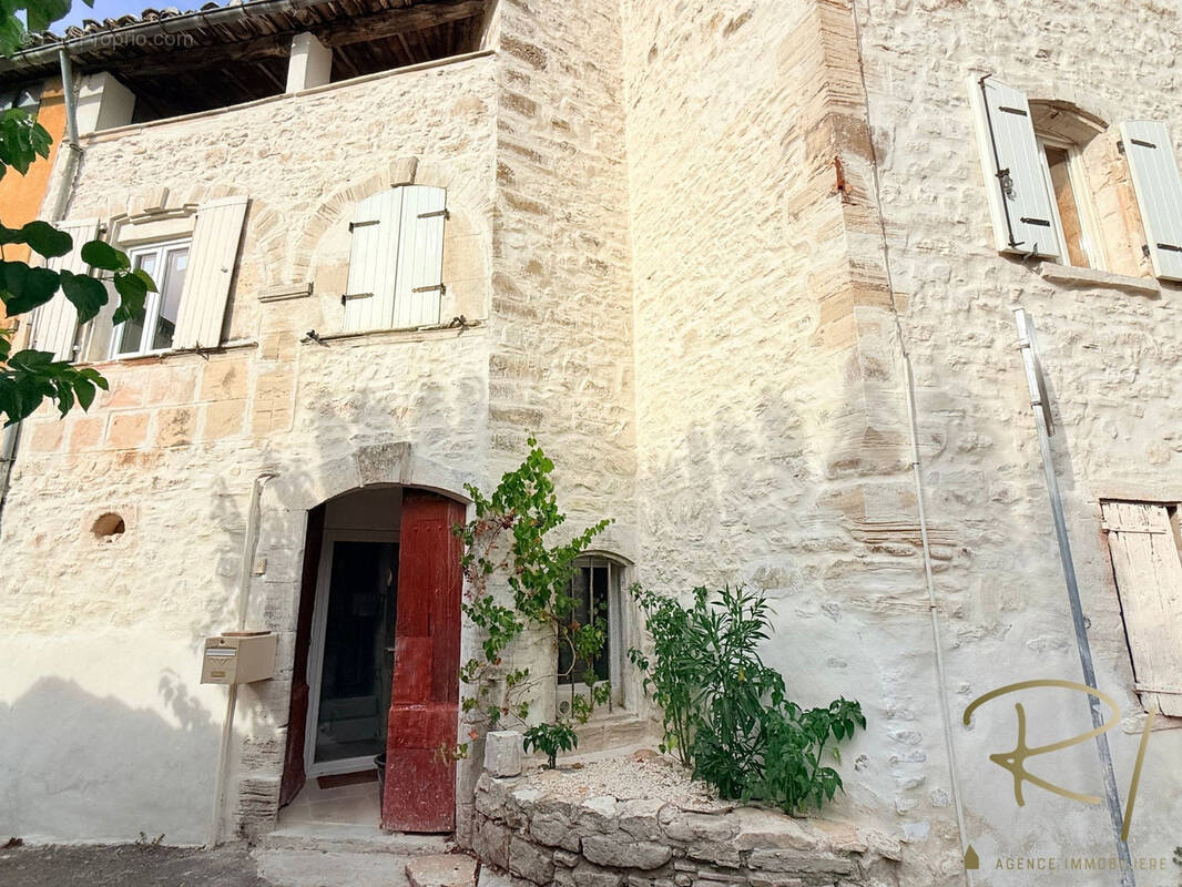 Maison à SAINT-JEAN-DE-MARUEJOLS-ET-AVEJAN