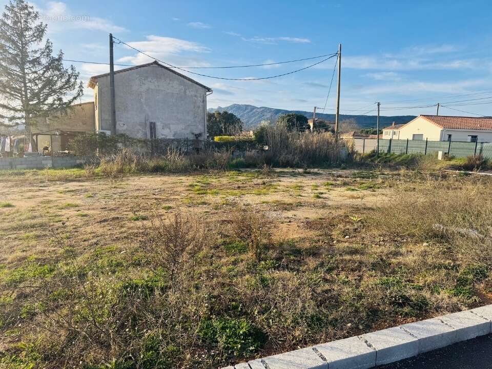 Terrain à POURRIERES