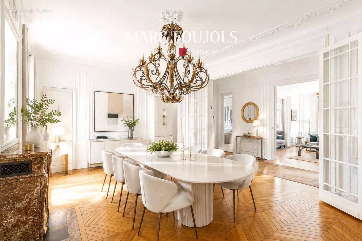 Appartement à PARIS-16E