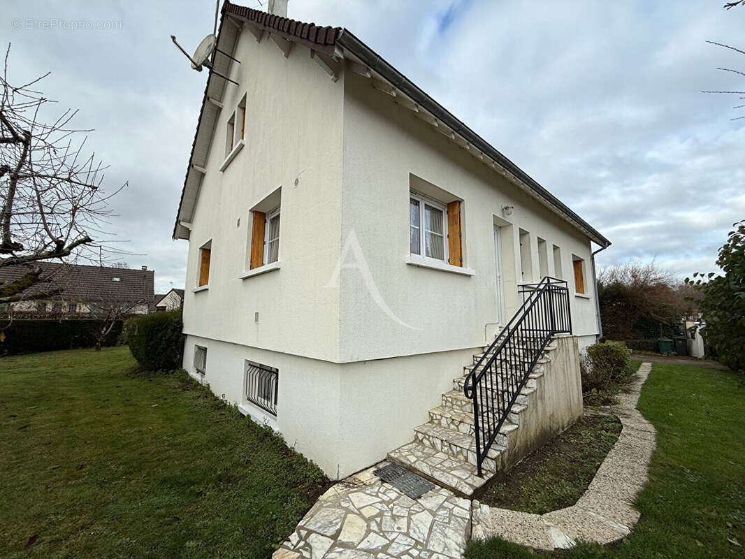 Maison à LE CHATELET-EN-BRIE