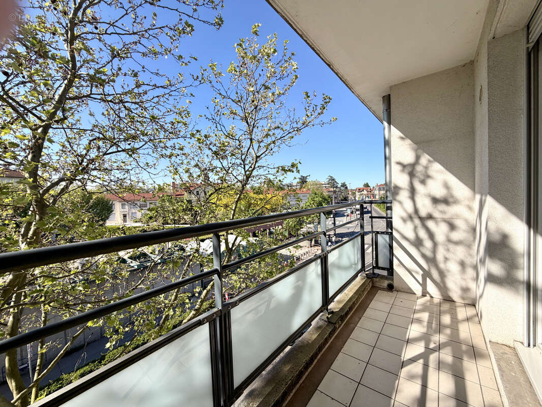 Nouveau   Dernier étage avec balcon, métro Cuire au pied de l'immeuble - photo 2