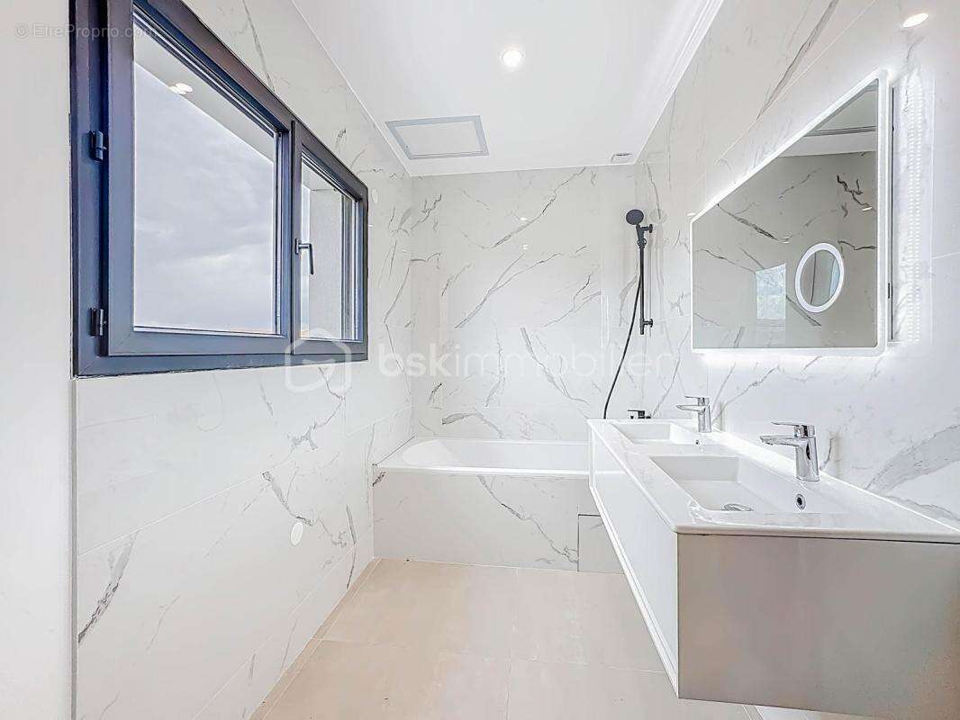 Maison à SAINT-BRES