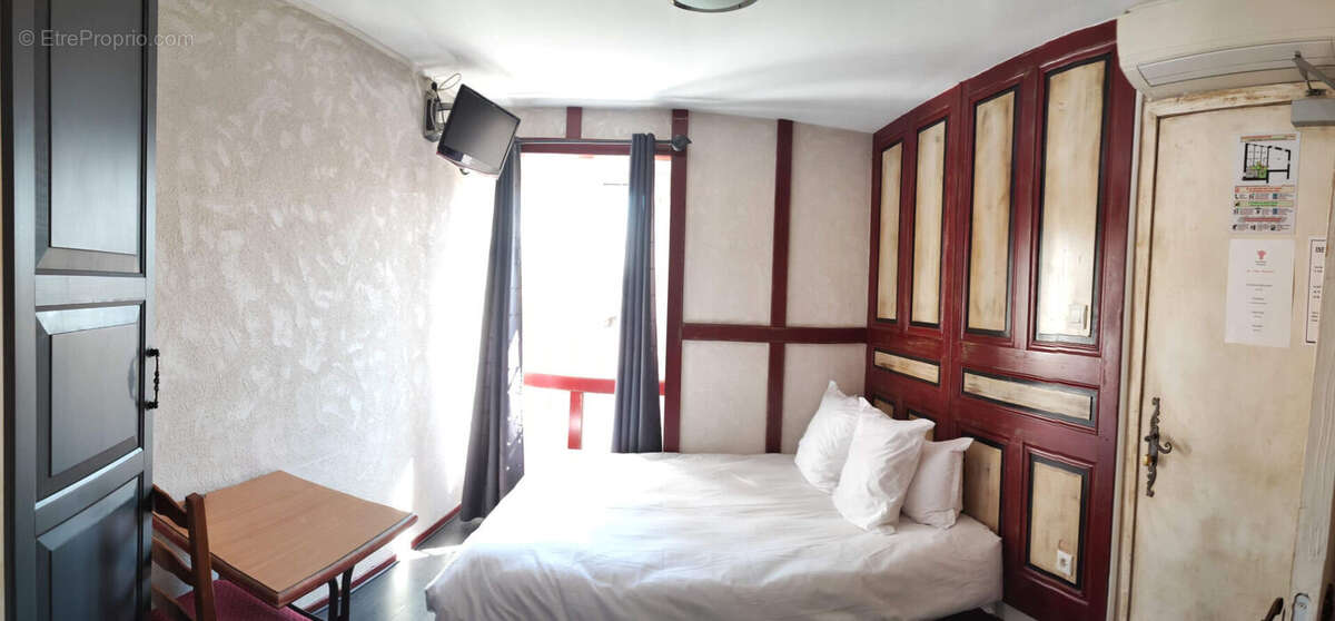 Commerce à SAINT-JEAN-DE-BOURNAY