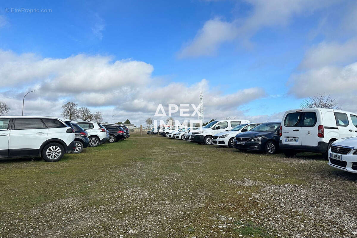 Commerce à OINVILLE-SAINT-LIPHARD