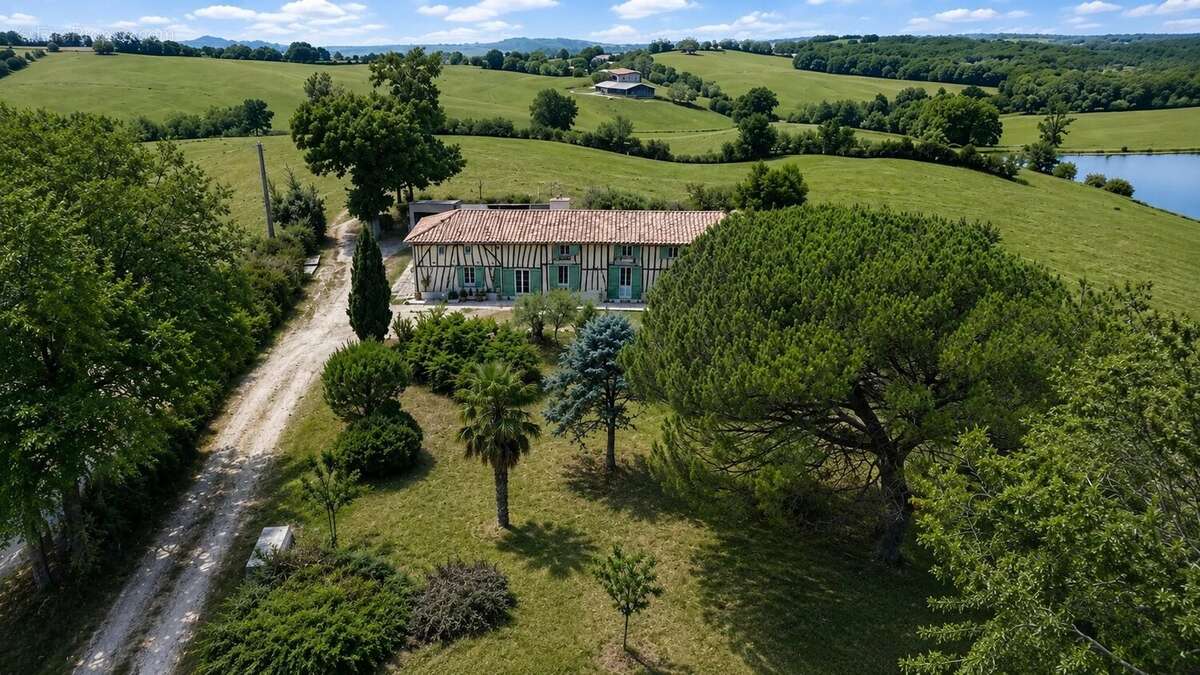 Maison T5 de 219m2 habitables nichée sur les hauteurs gersoises dans un environnement calme - photo 2