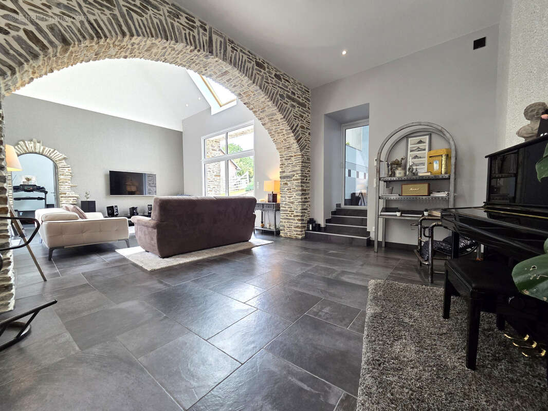 Maison de caractère avec salon cathédrale, piscine intérieure et dépendances - photo 5