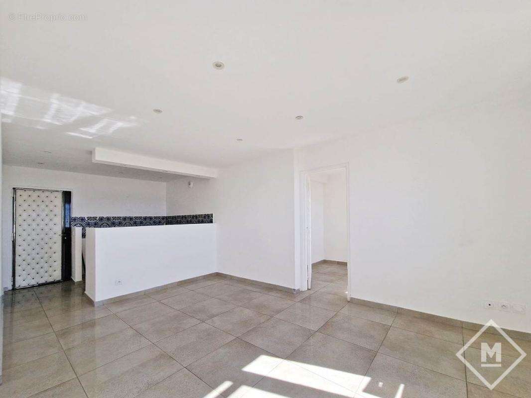 Vue Mer Dégagée et Calme : Appartement 3 Pièces à Vendre à Marseille Saint Loup - photo 5