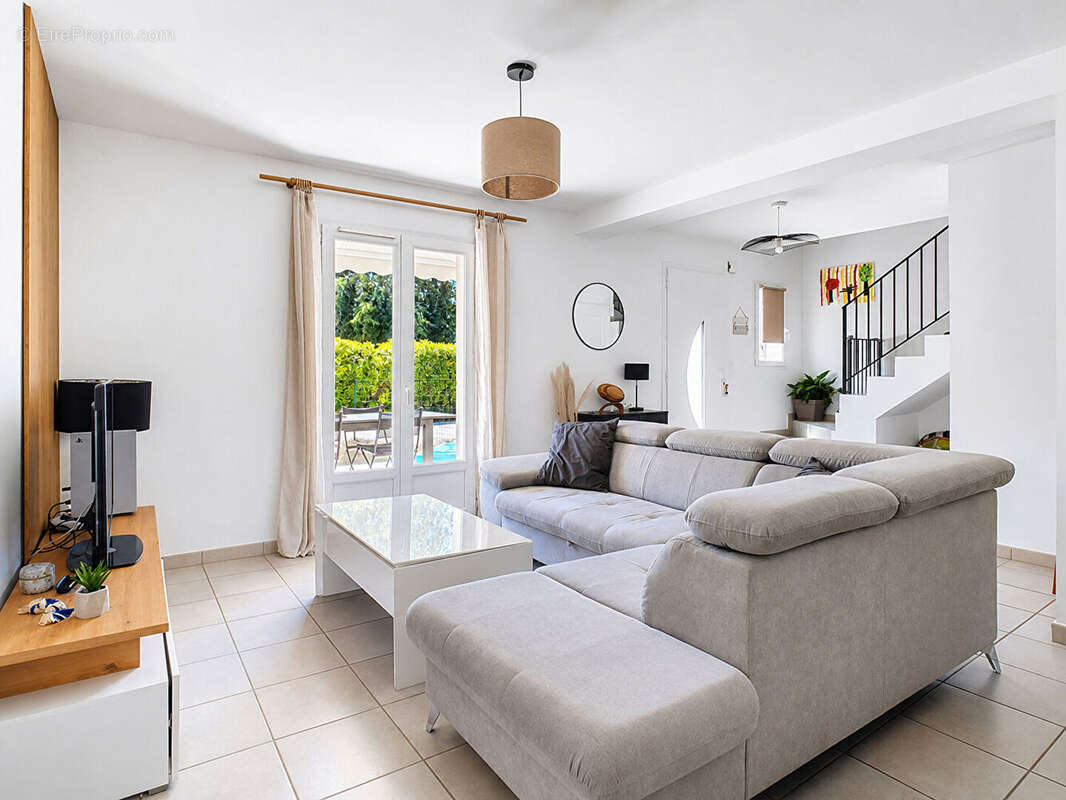 Maison - T5 - 98 m² - photo 2