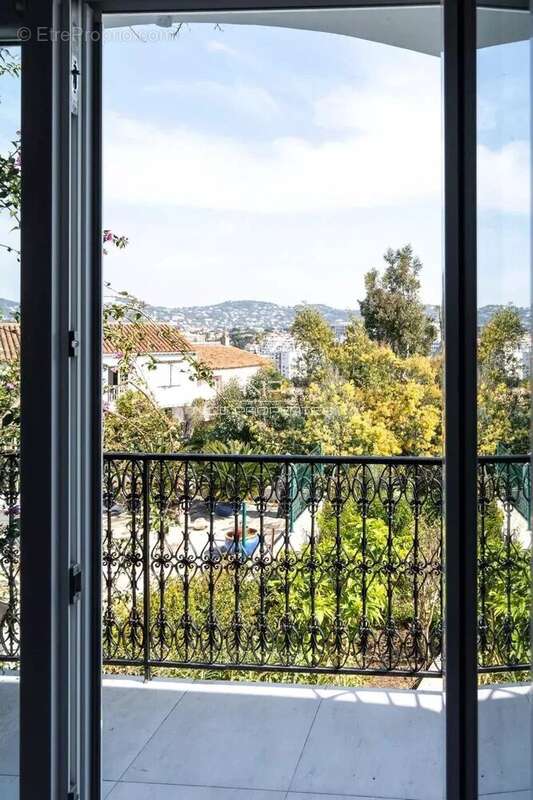 Villa – Élégance avec vue mer dans une résidence privée à Cannes. - photo 11