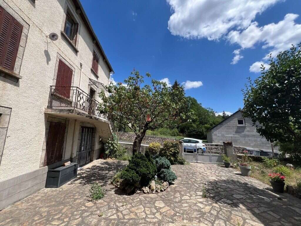 Maison 240 m² à Saint-Alban-Sur-Limagnole  - photo 3